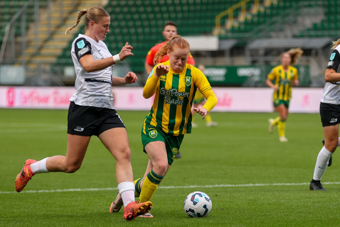 Robin Blom (AZ) in duel met Manon van Raay (ADO Den Haag)