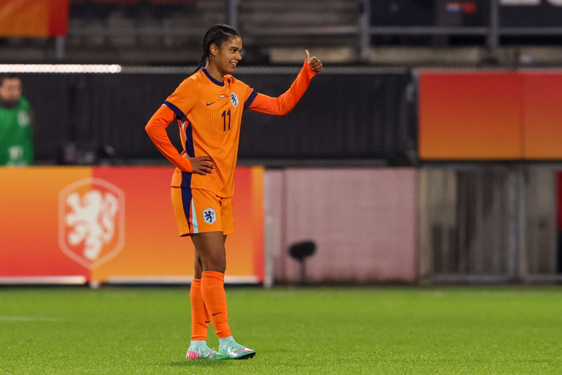 Esmee Brugts steekt haar duim op na haar goal voor de OranjeLeeuwinnen