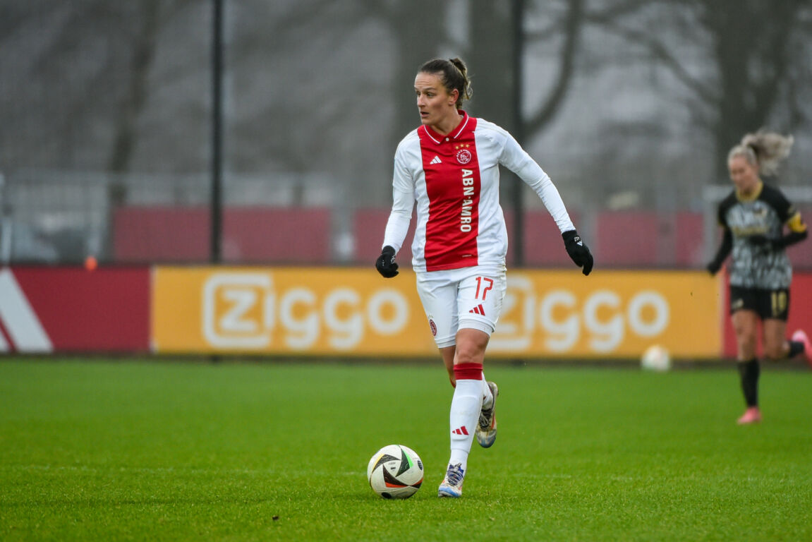 Bente Jansen in het shirt van Ajax