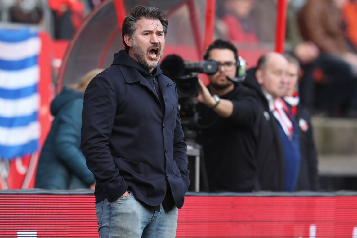 Carl Hoefkens langs de lijn bij FC Utrecht - NAC