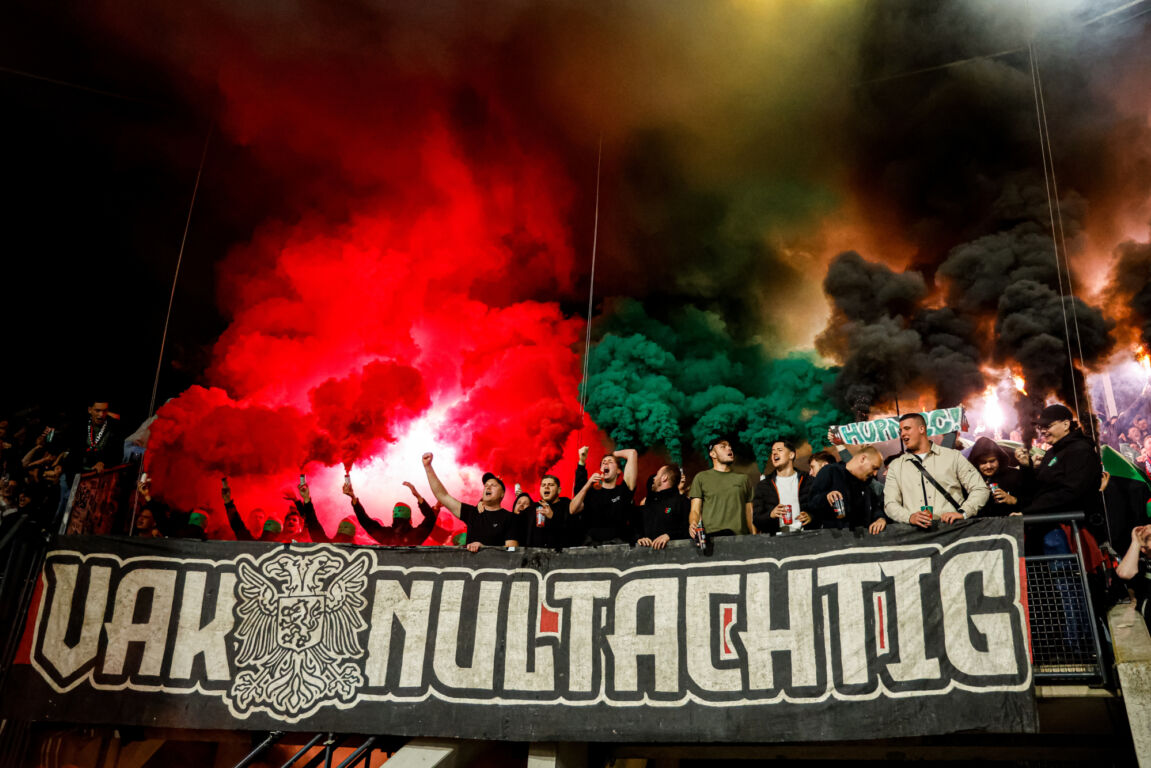 Supporters van NEC