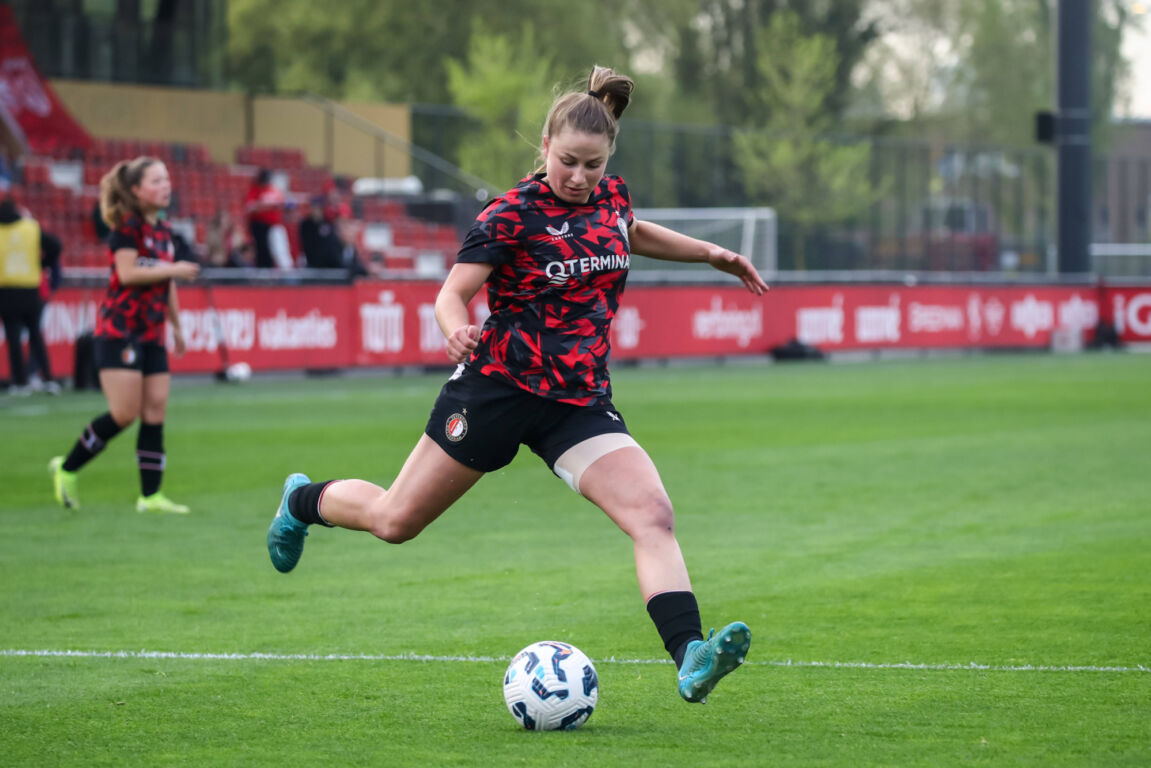 Tess van Bentem in de warming-up bij Feyenoord
