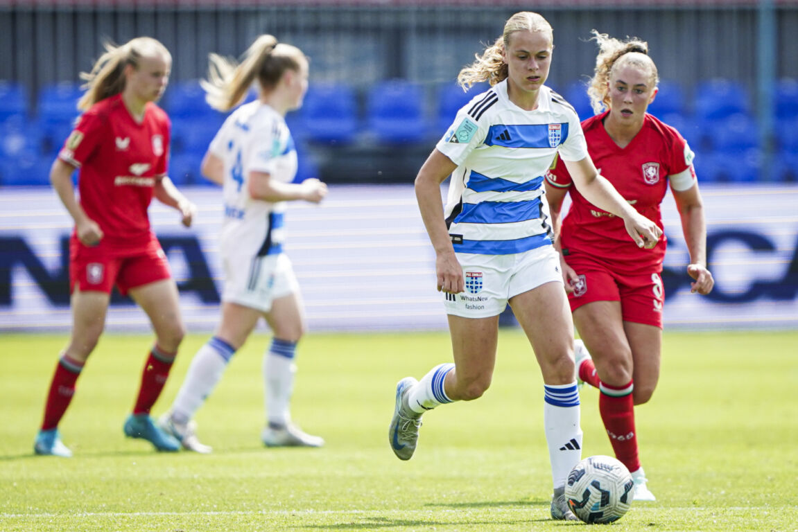 Ilse Kemper (PEC Zwolle) aan de bal tegen FC Twente