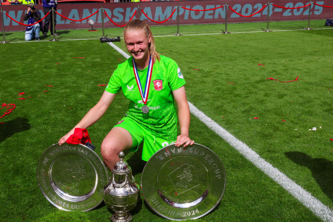 Fiene Bussman met de prijzen van FC Twente