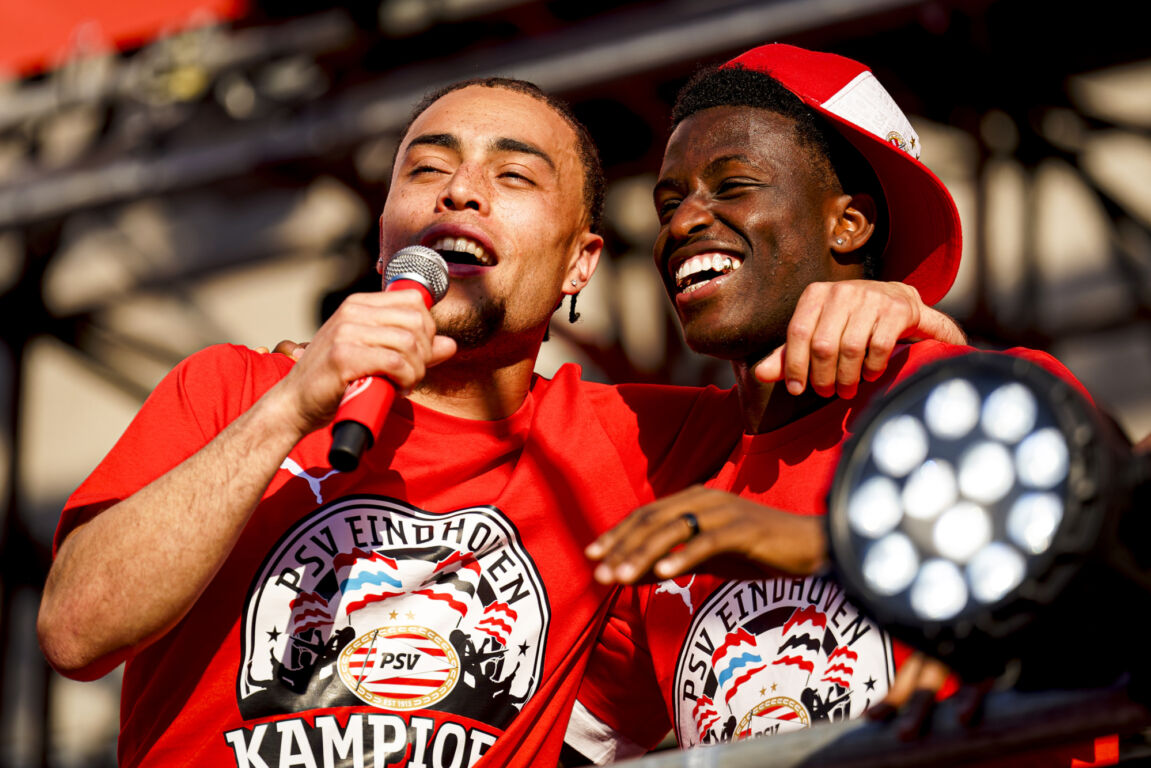 Sergiño Dest en Isaac Babadi op de huldiging van PSV