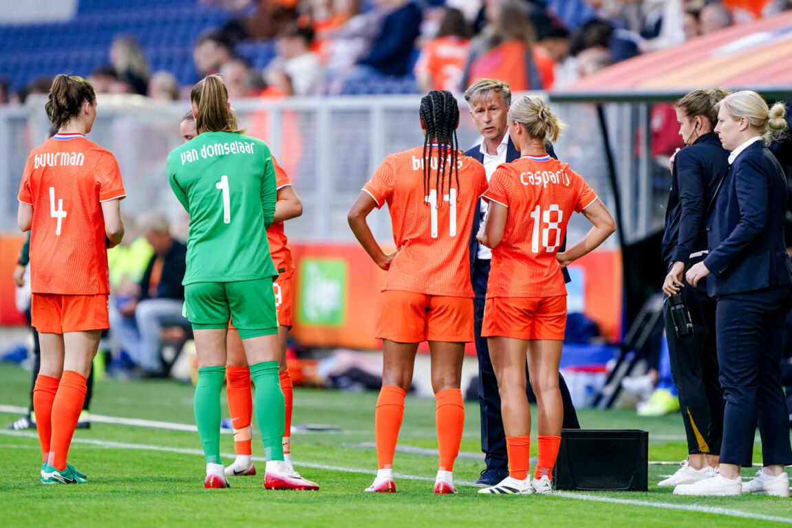 Andries Jonker spreekt de OranjeLeeuwinnen toe