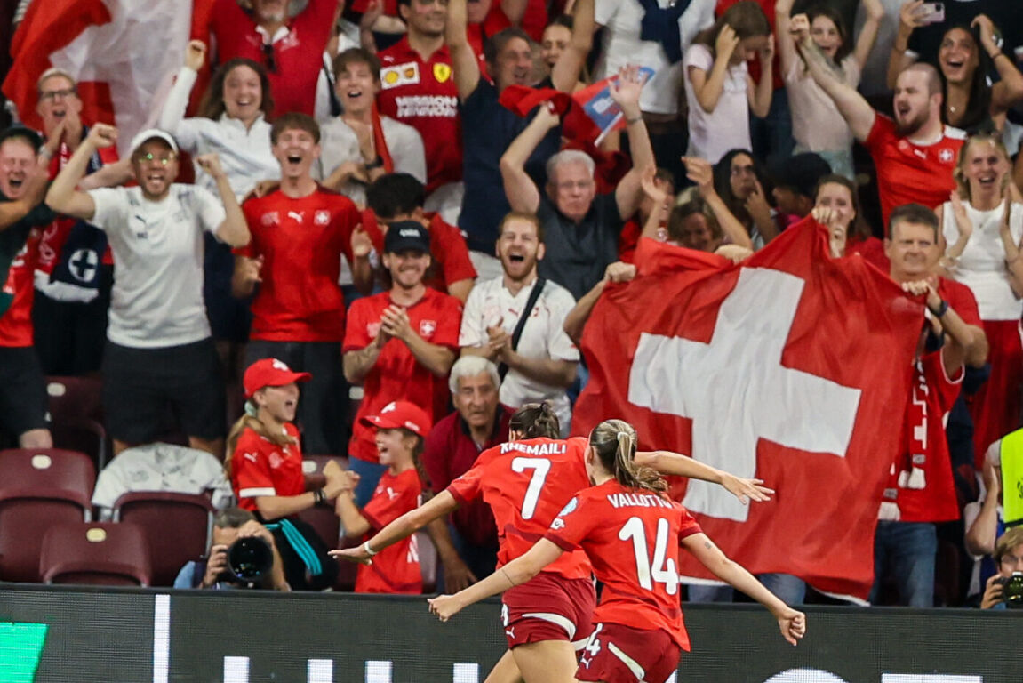 Riola Xhemaili juicht na de 1-1 voor Zwitserland