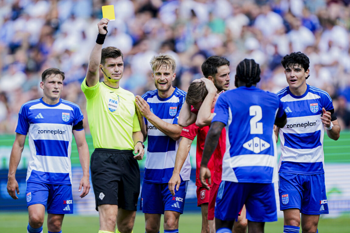 Joey Kooij geeft een gele kaart bij PEC - FC Twente