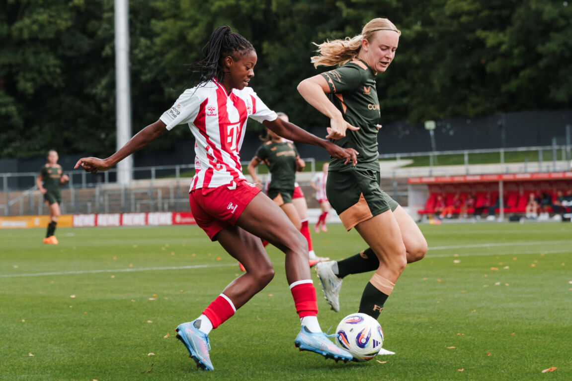 Amber Visscher (FC Utrecht) in actie tegen 1. FC Köln