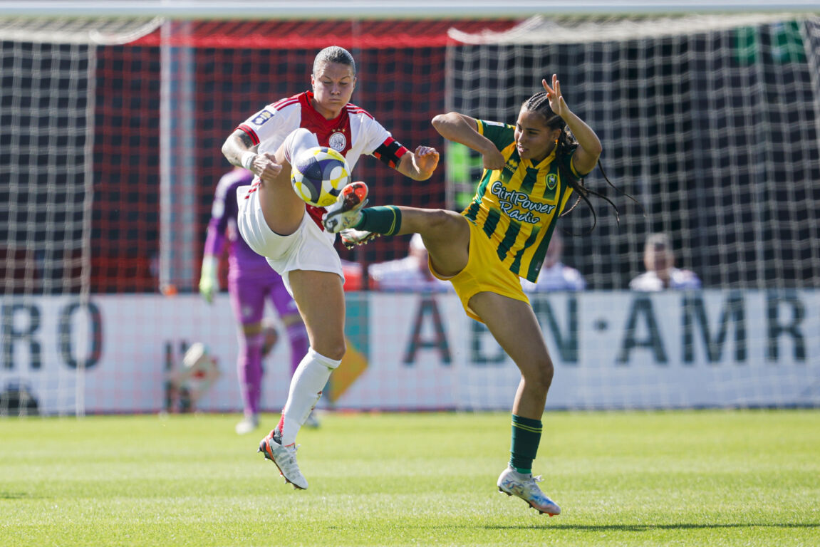 Sherida Spitse (Ajax) en Ziva Henry (ADO Den Haag) in duel