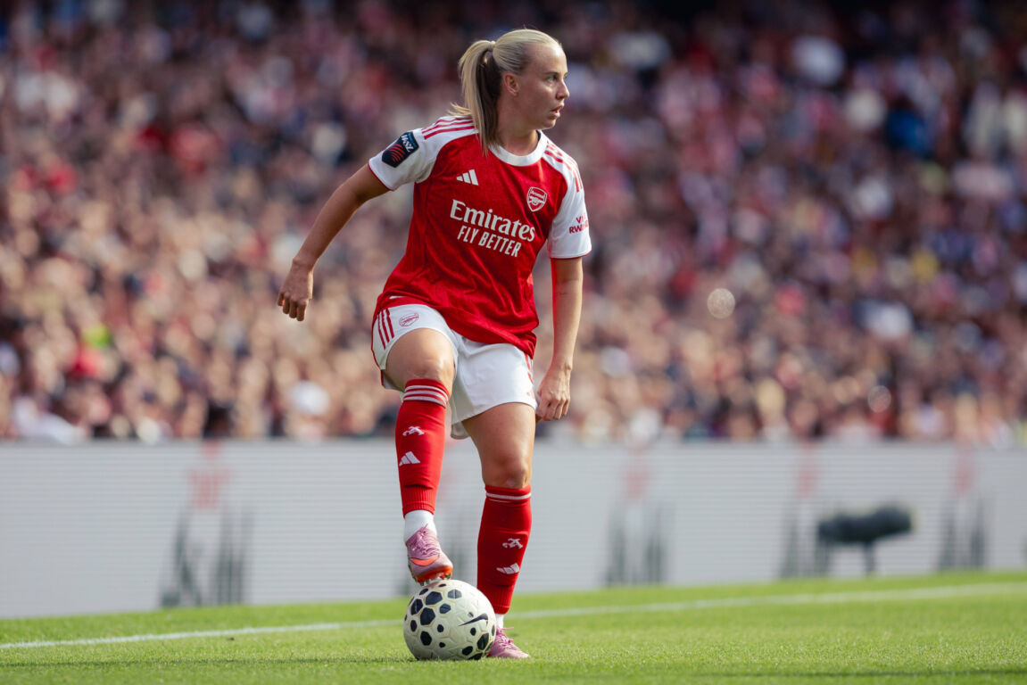 Beth Mead aan de bal namens Arsenal