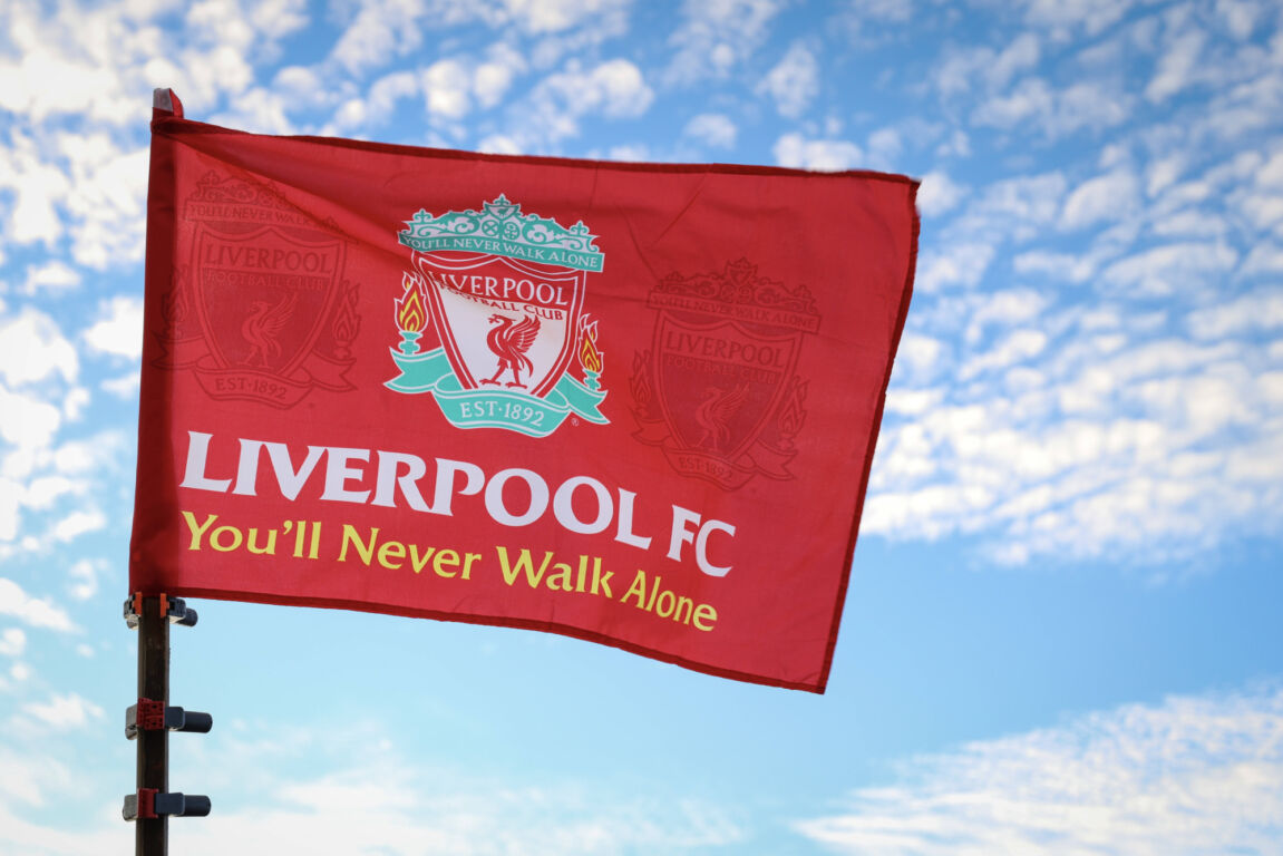Een vlag met het logo van Liverpool
