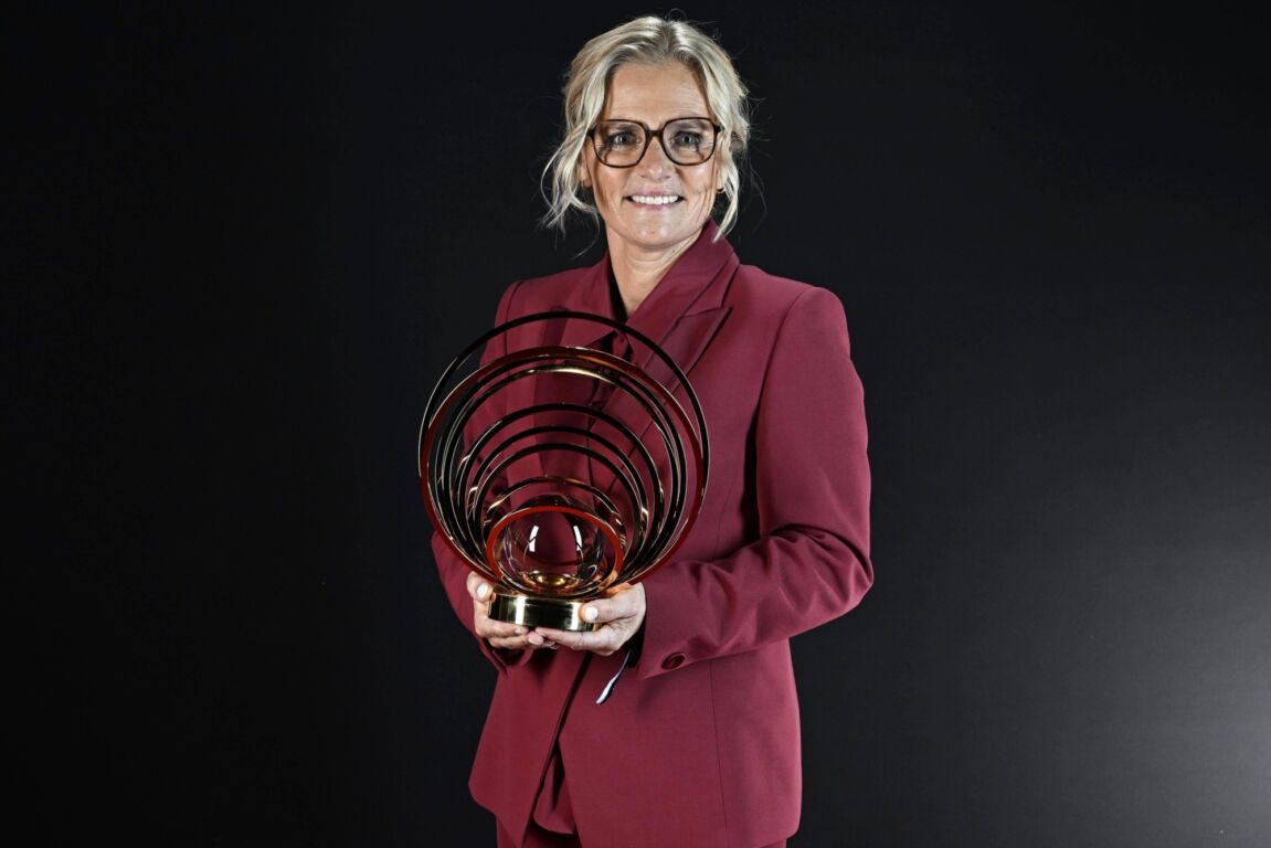 Sarina Wiegman met de Johan Cruyff Trophy
