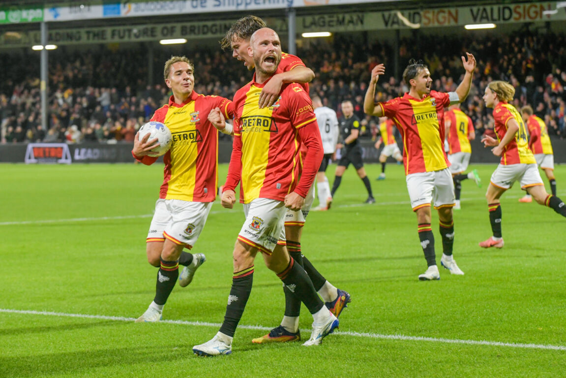 Go Ahead Eagles juicht na de treffer van Gerrit Nauber