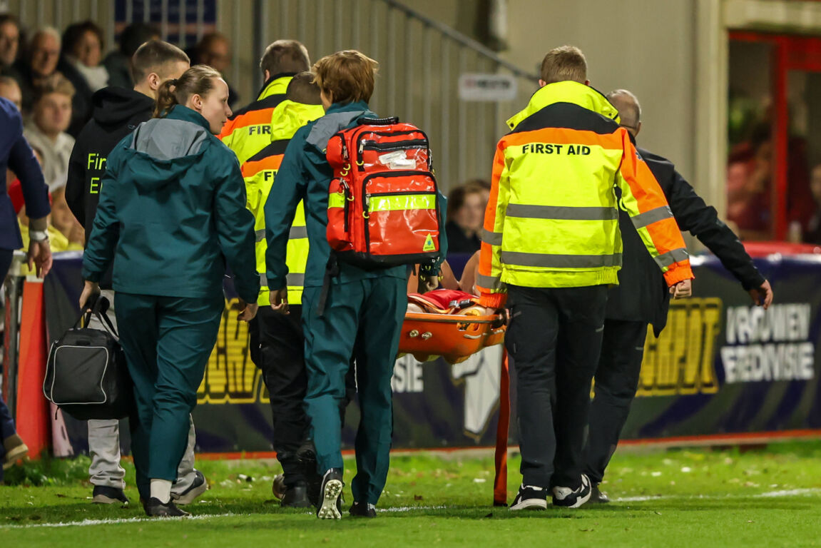 Lotje de Keijzer (FC Utrecht) moet per brancard het veld verlaten