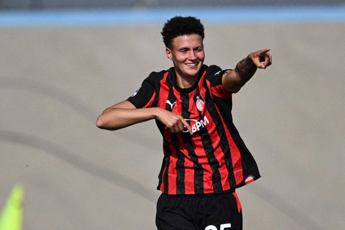 Kay-Lee de Sanders juicht na haar goal voor AC Milan