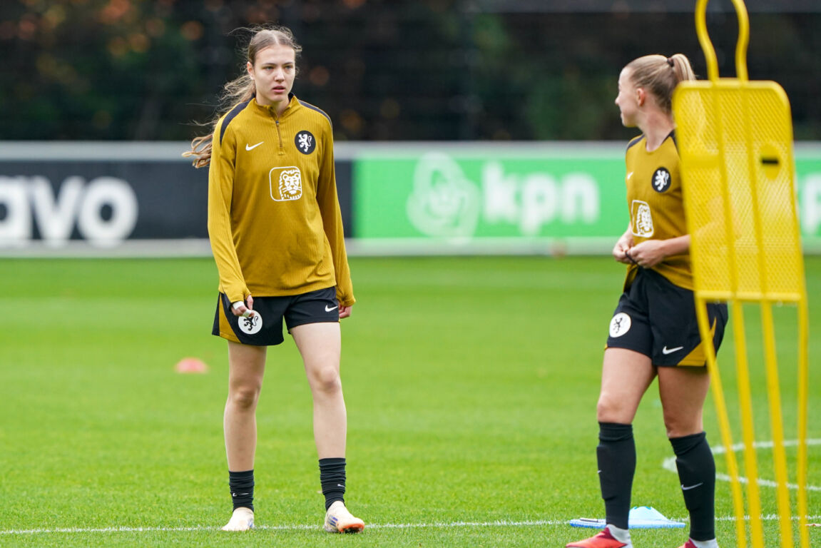 Lotte Keukelaar op de training van de OranjeLeeuwinnen