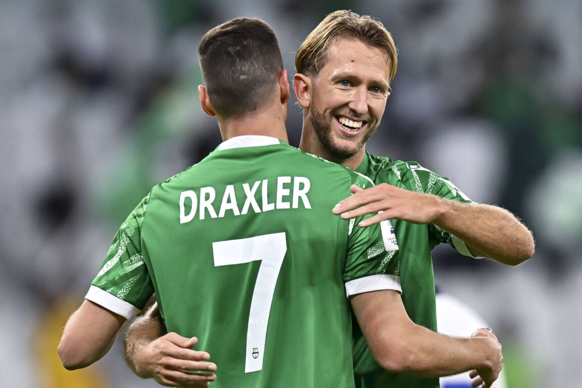 Michel Vlap juicht na een treffer voor Al Ahli