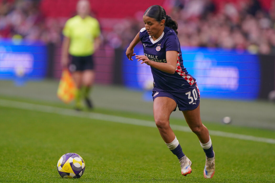 Anissa Chibani aan de bal namens PSV
