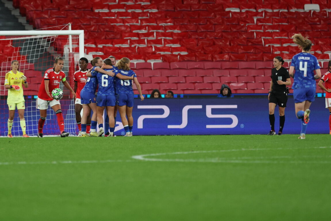 FC Twente juicht na de goal tegen Benfica