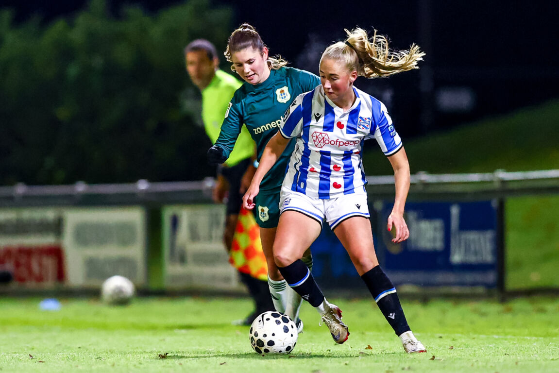 Britt Udink in actie namens SC Heerenveen tegen PEC Zwolle