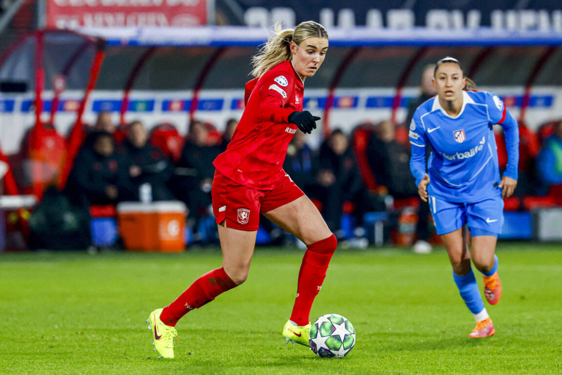Jill Roord aan de bal tijdens FC Twente - Atlético Madrid
