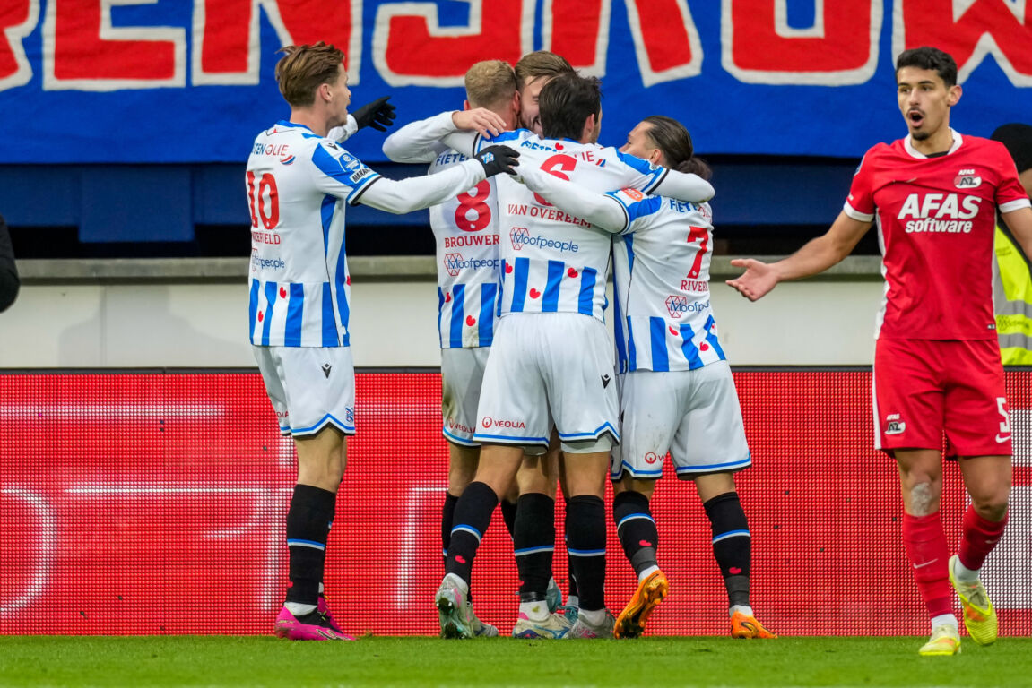SC Heerenveen viert treffer tegen AZ