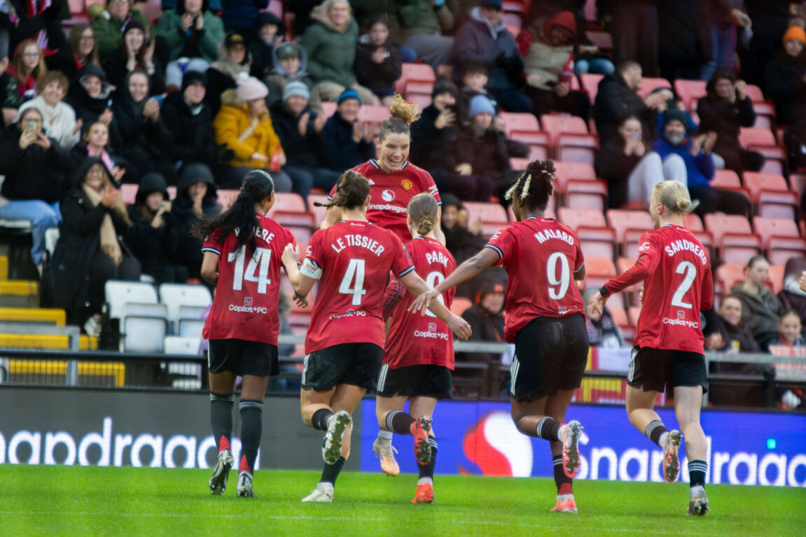 Dominique Janssen juicht na haar goal voor Manchester United