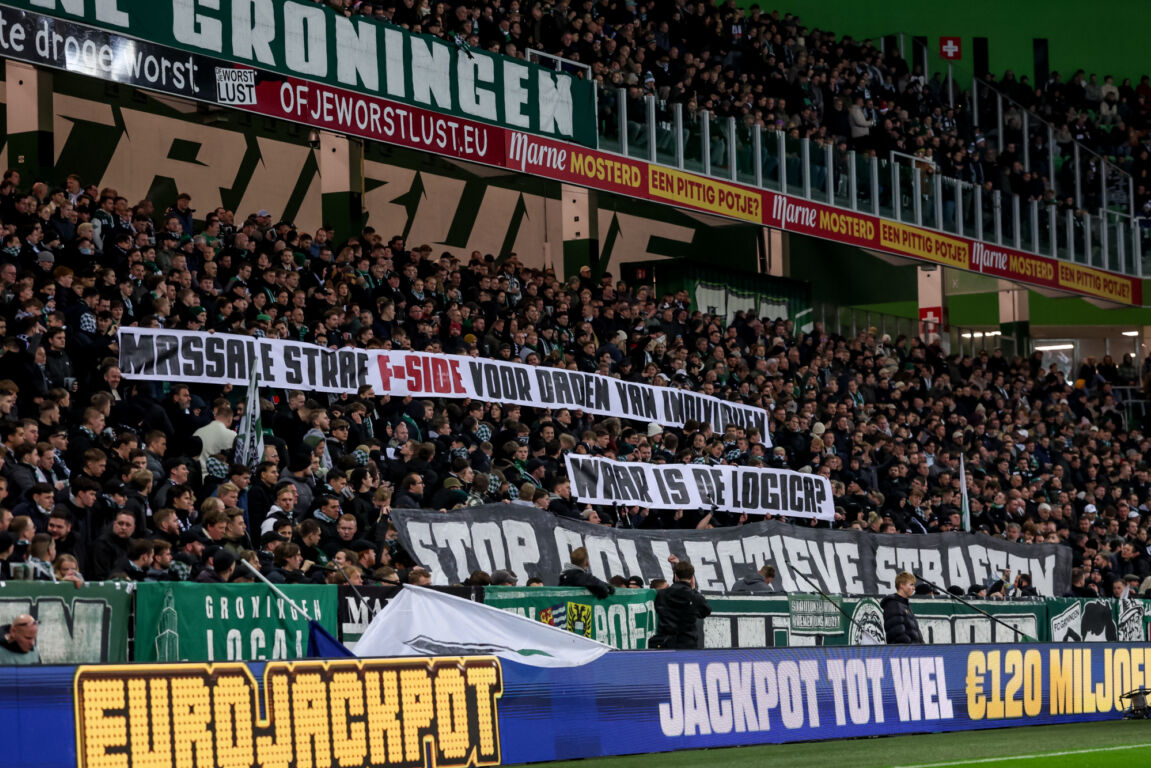 FC Groningen-supporters met een spandoek