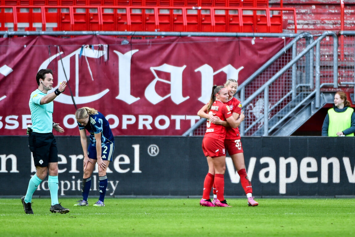 Jaimy Ravensbergen en Liv Pennock juichen