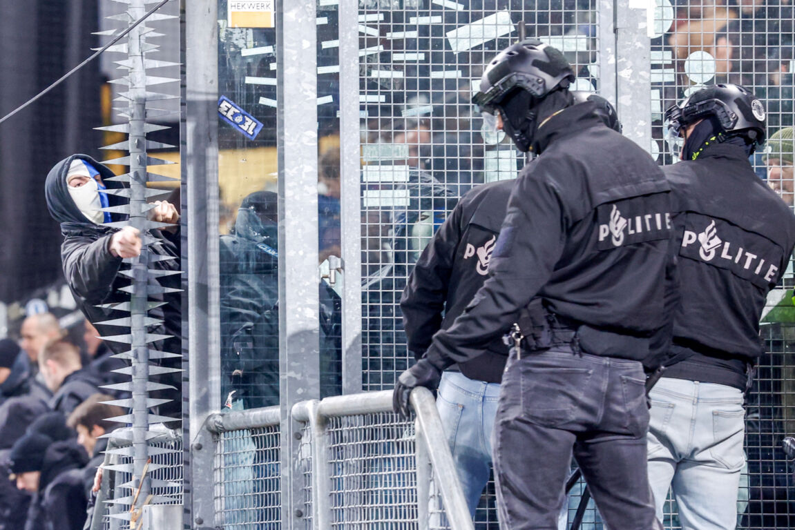 De politie bij het uitvak voorafgaand aan FC Utrecht - KRC Genk
