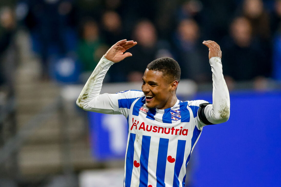 Amin Sarr juicht na zijn doelpunt tegen Heracles Almelo
