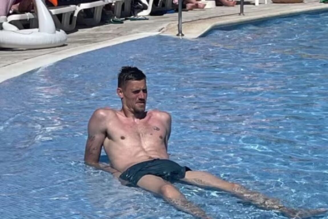 Andries Noppert in een kinderzwembad