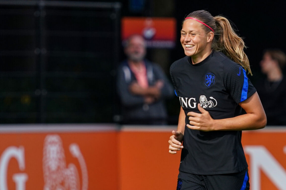 Anouk Dekker op een training van de Oranje Leeuwinnen