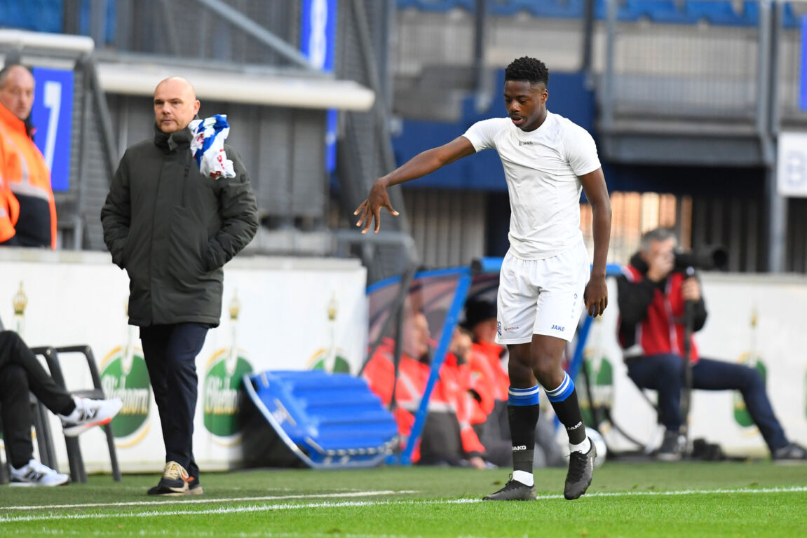 Anthony Musaba verlaat het veld na het ontvangen van zijn tweede gele kaart