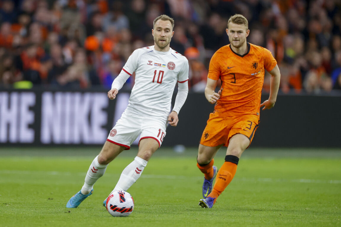 Christian Eriksen en Matthijs de Ligt in een duel