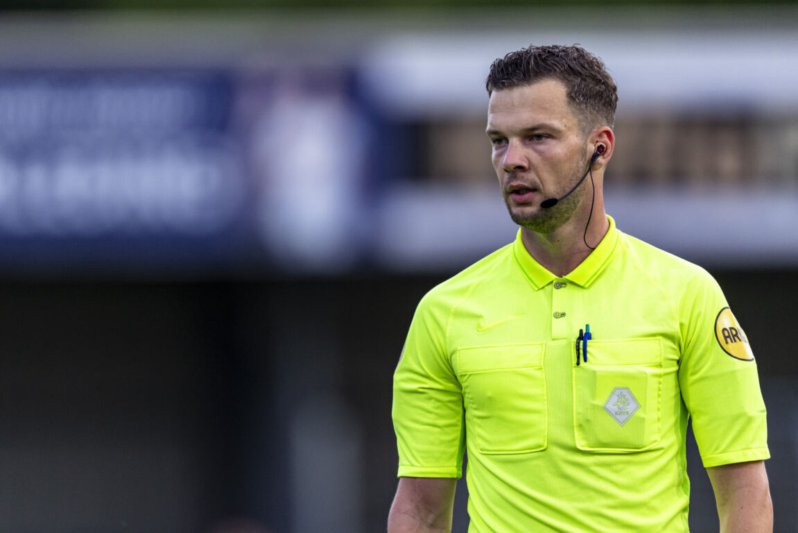 Scheidsrechter Robin Hensgens in actie in de Keuken Kampioen Divisie.