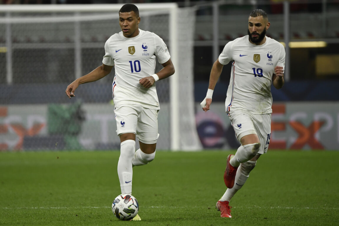 Kylian Mbappé en Karim Benzema in actie voor Frankrijk