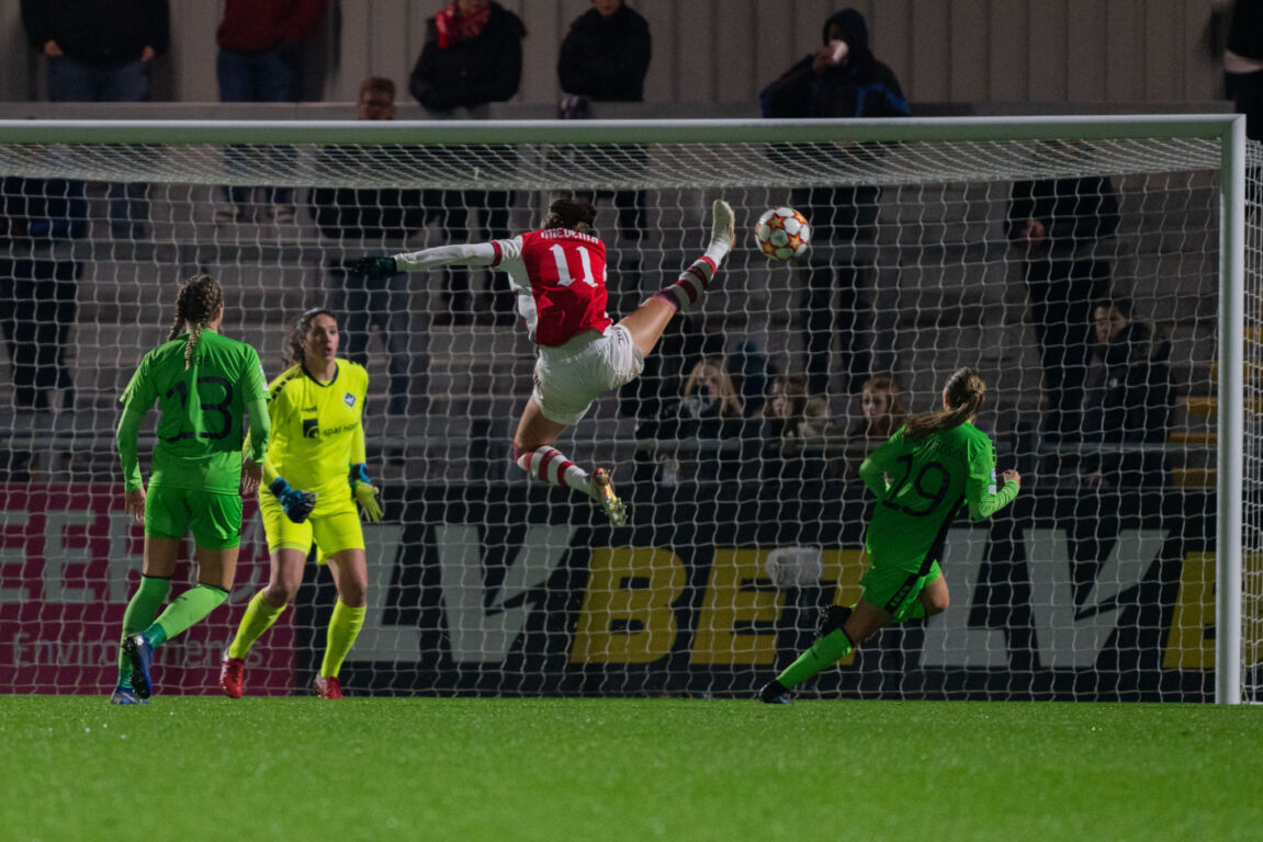 Een acrobatische Vivianne Miedema tegen Køge