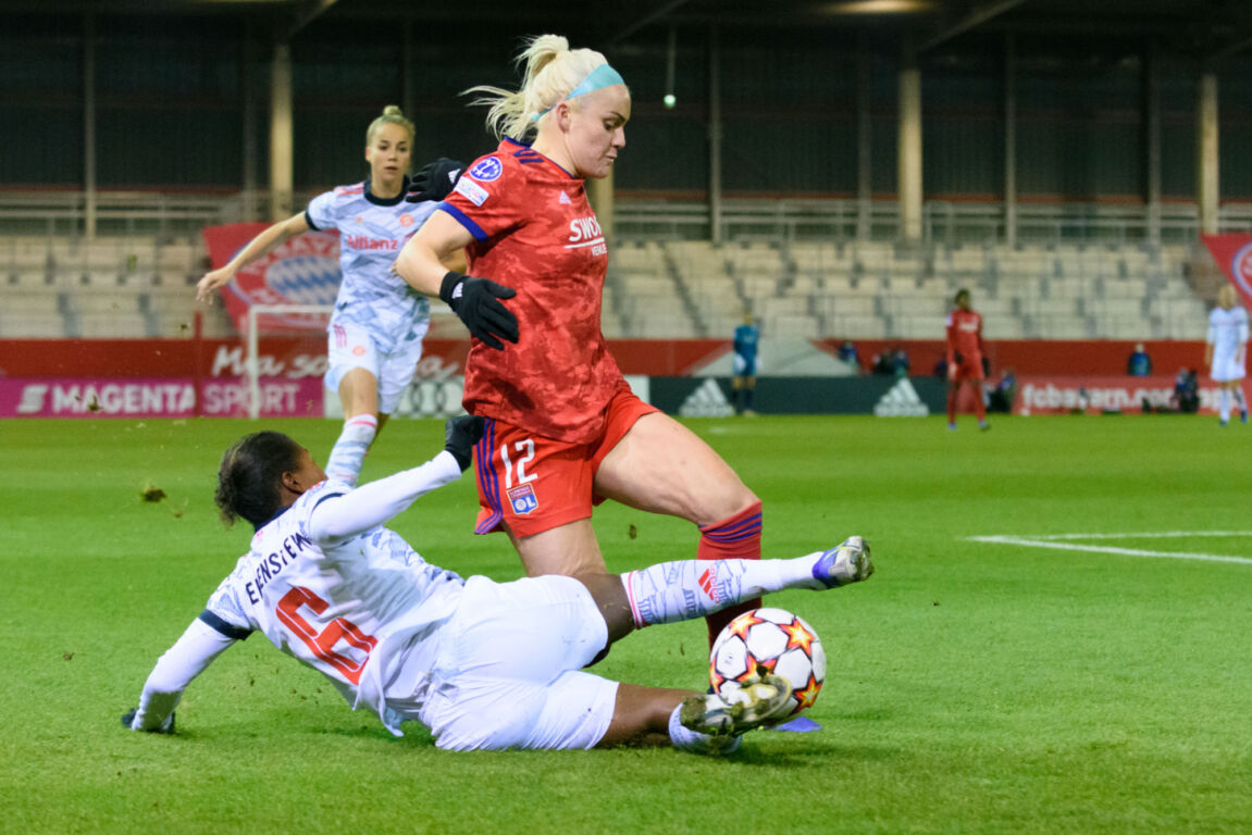 Lineth Beerensteyn doet haar verdedigende werk tegen Olympique Lyon