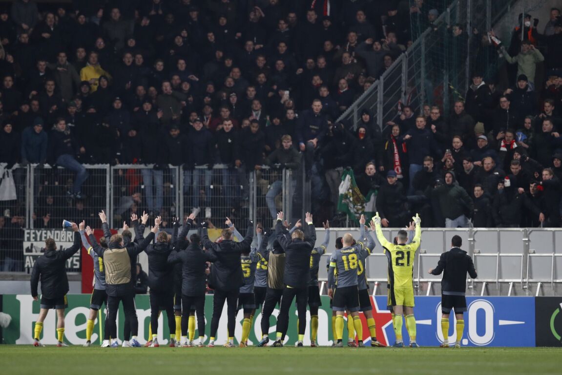 Feyenoord viert het punt tegen Slavia Praag met de supporters