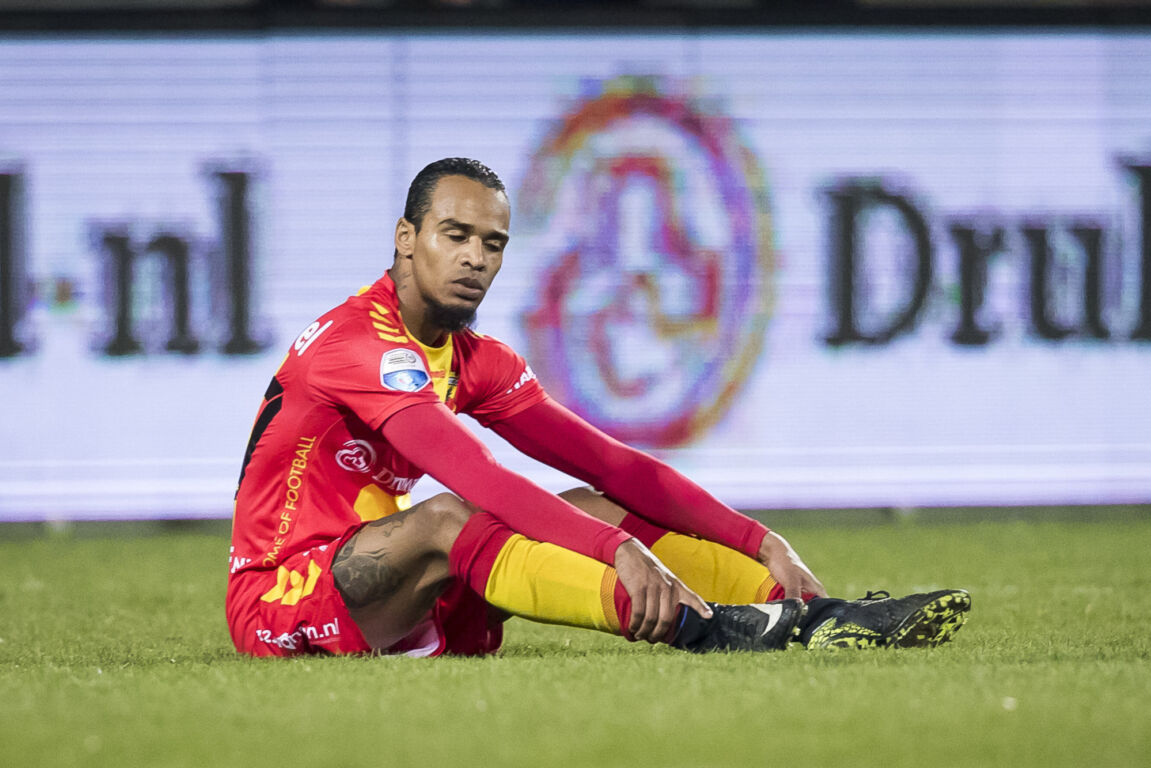 Jarchinio Antonia in het shirt van Go Ahead Eagles