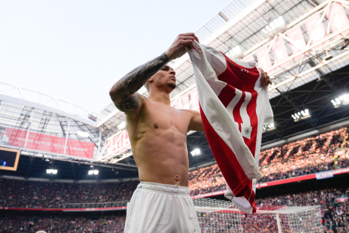 Antony toont zijn shirt na de winnende in de Klassieker