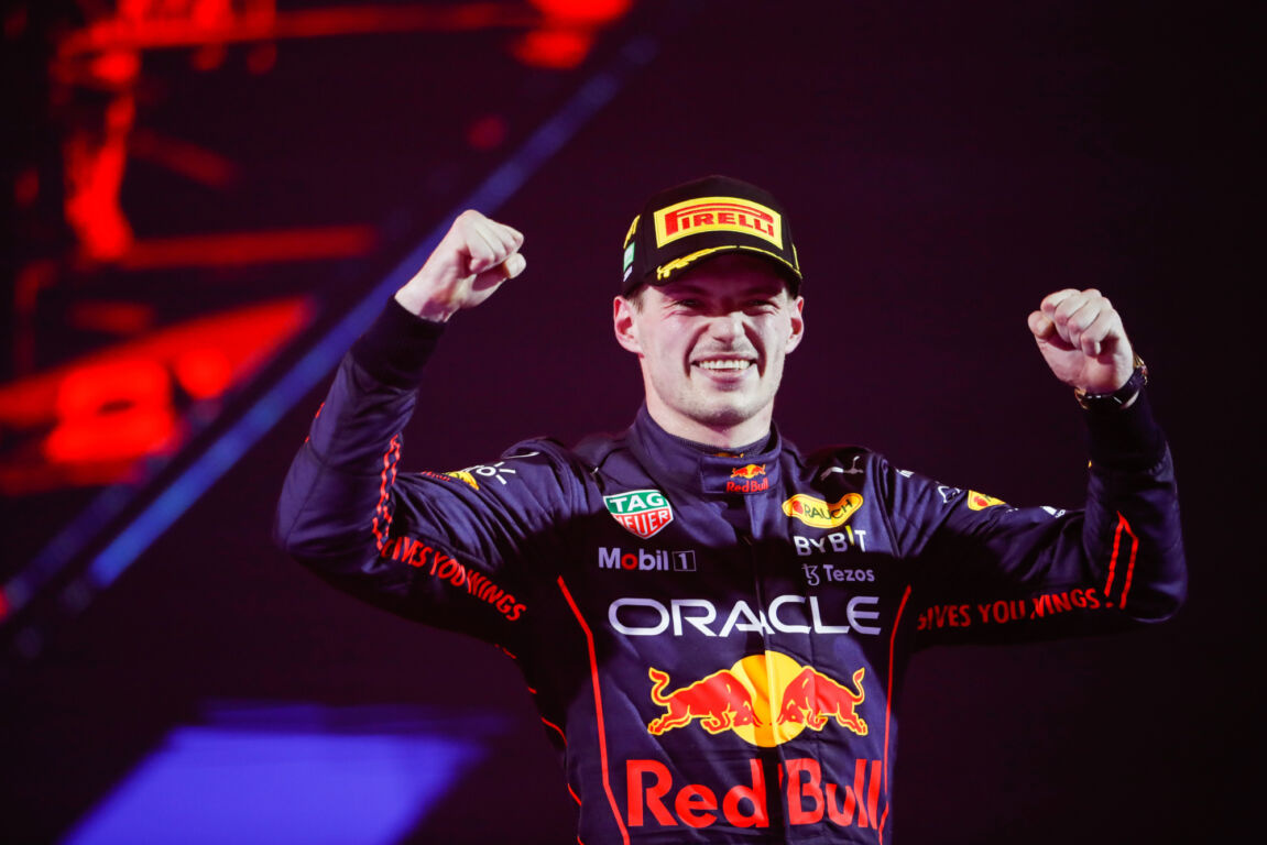 Max Verstappen juicht na zijn zege in Saoedi-Arabië