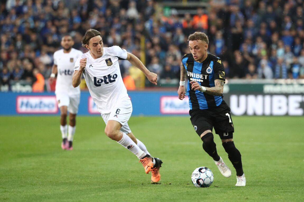 Casper Nielsen in gevecht om de bal met Noa Lang