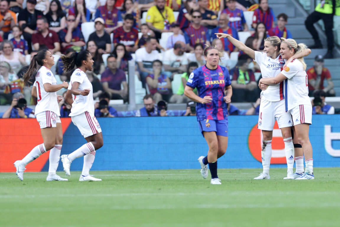 Olympique Lyon juicht na een goal tegen FC Barcelona