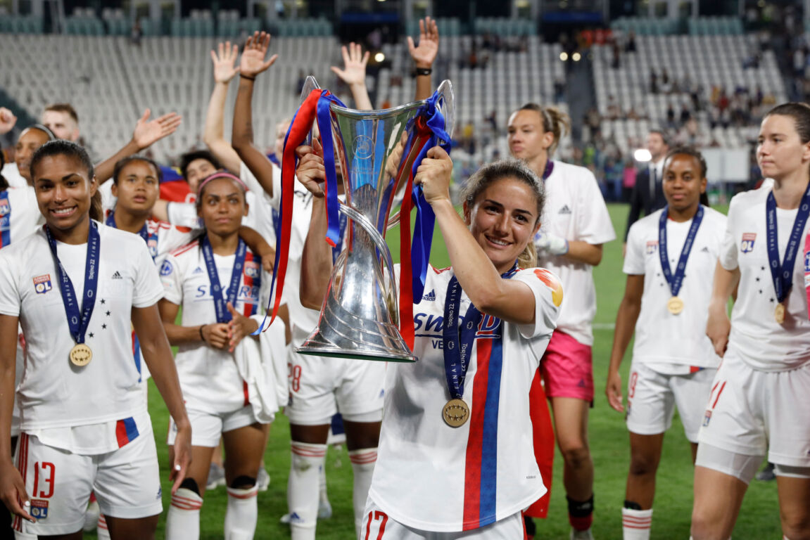 Daniëlle van de Donk met de Champions League-trofee