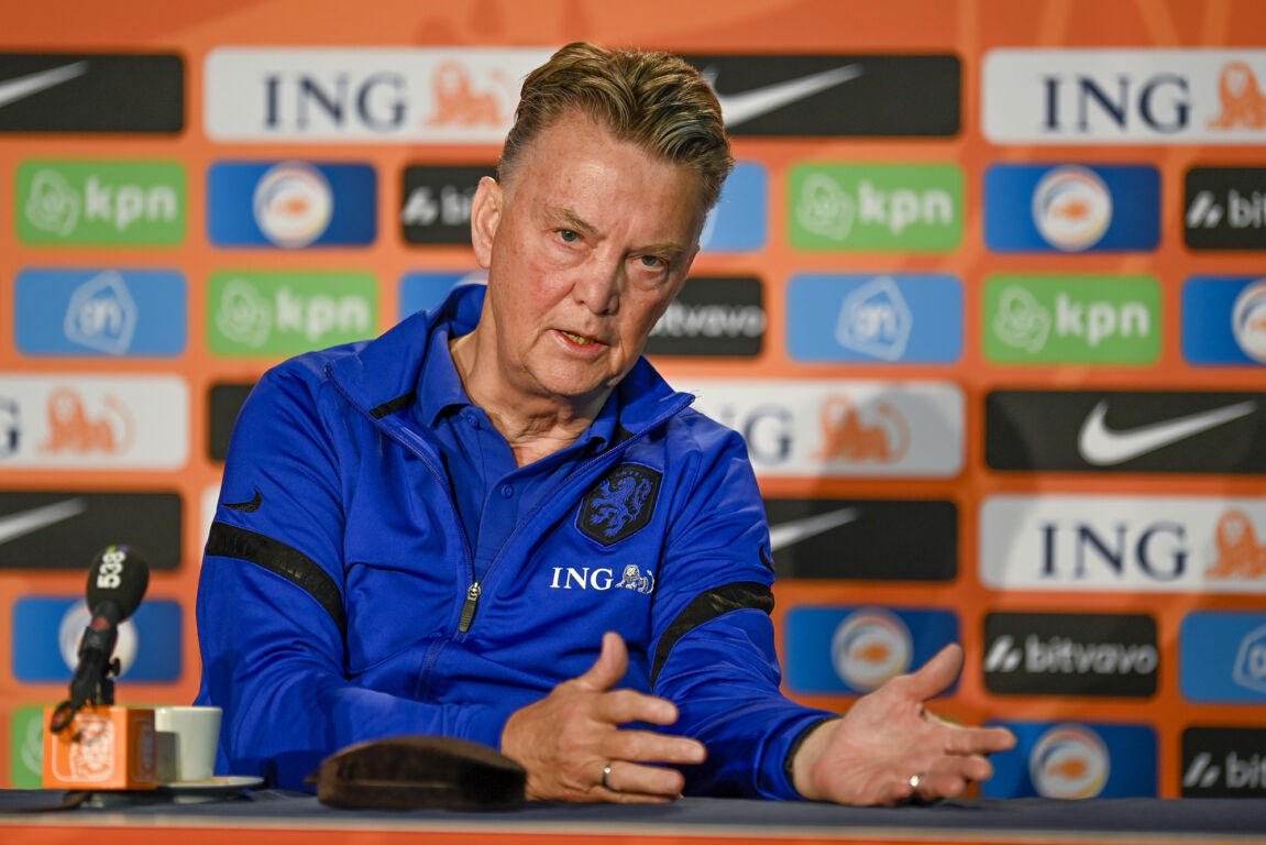 Louis van Gaal tijdens een persconferentie