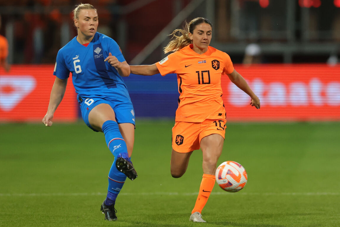 Daniëlle van de Donk in het duel met IJsland