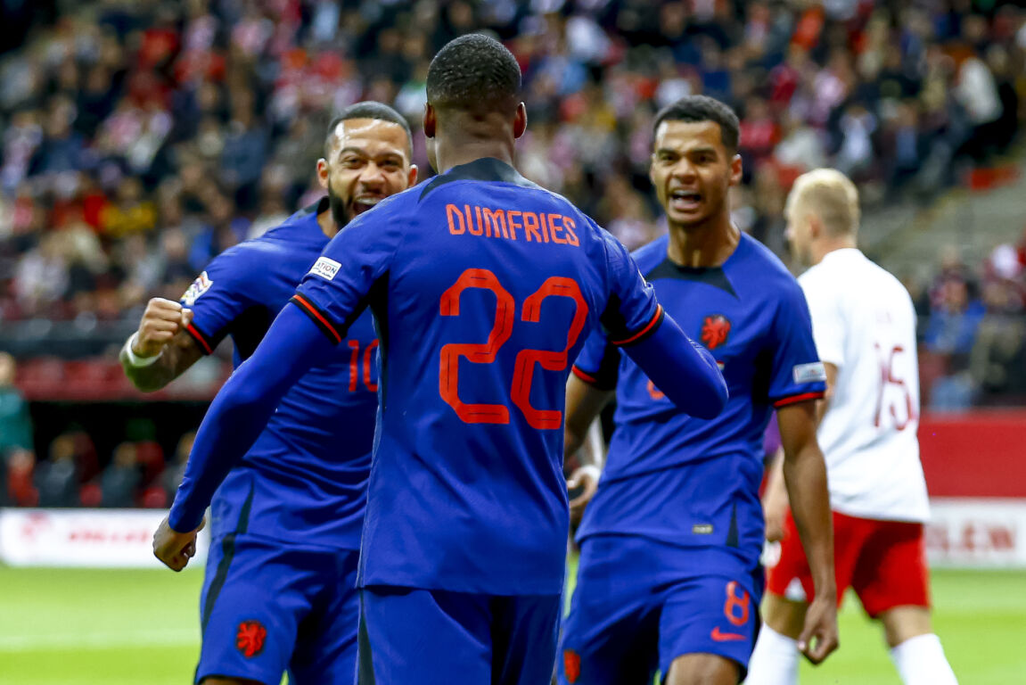 Cody Gakpo viert zijn goal met Memphis en Dumfries